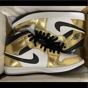 Jordan 1 Mid SE Metallic Gold